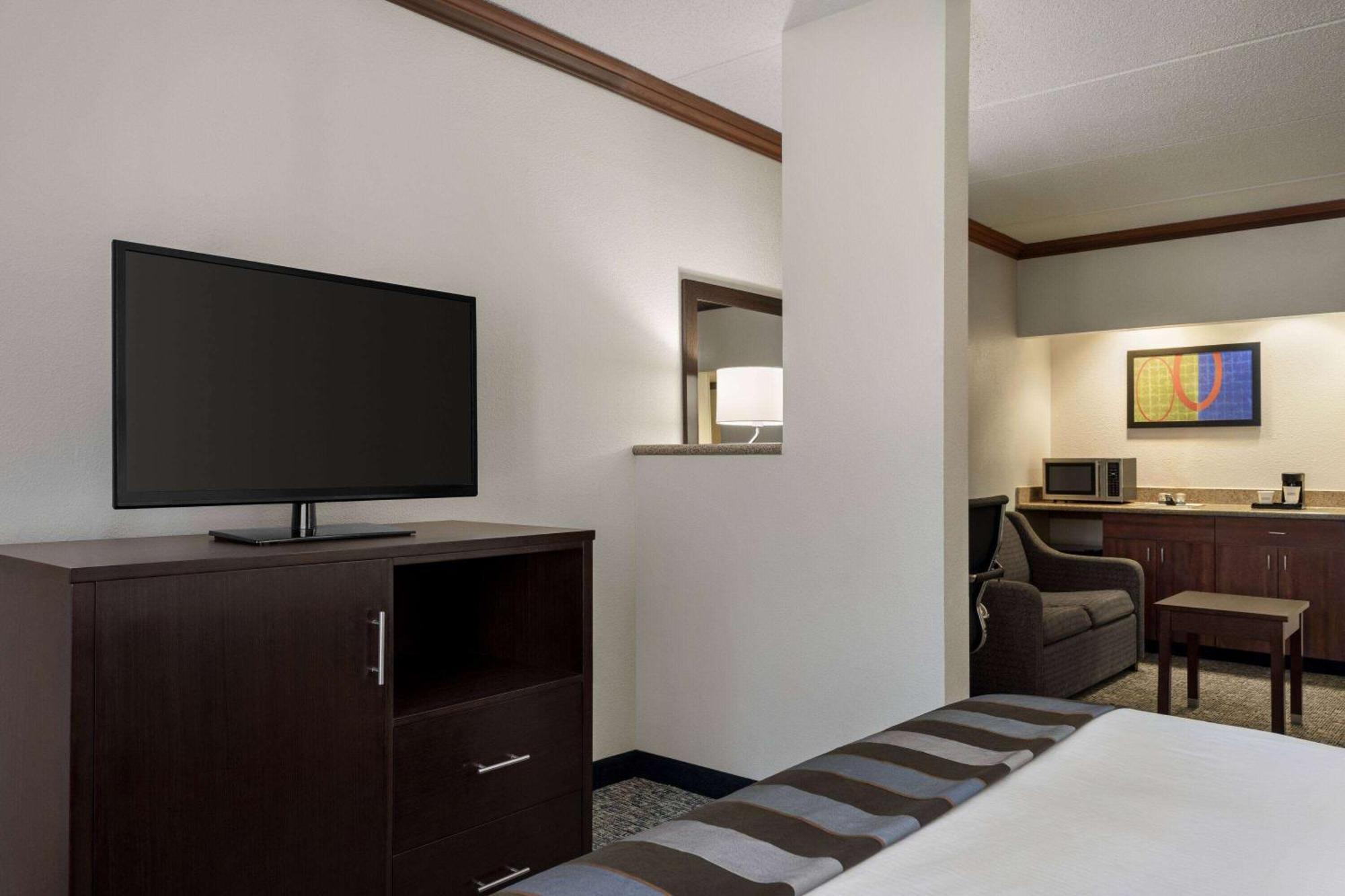 Wingate By Wyndham Fletcher At Asheville Airport Bagian luar foto